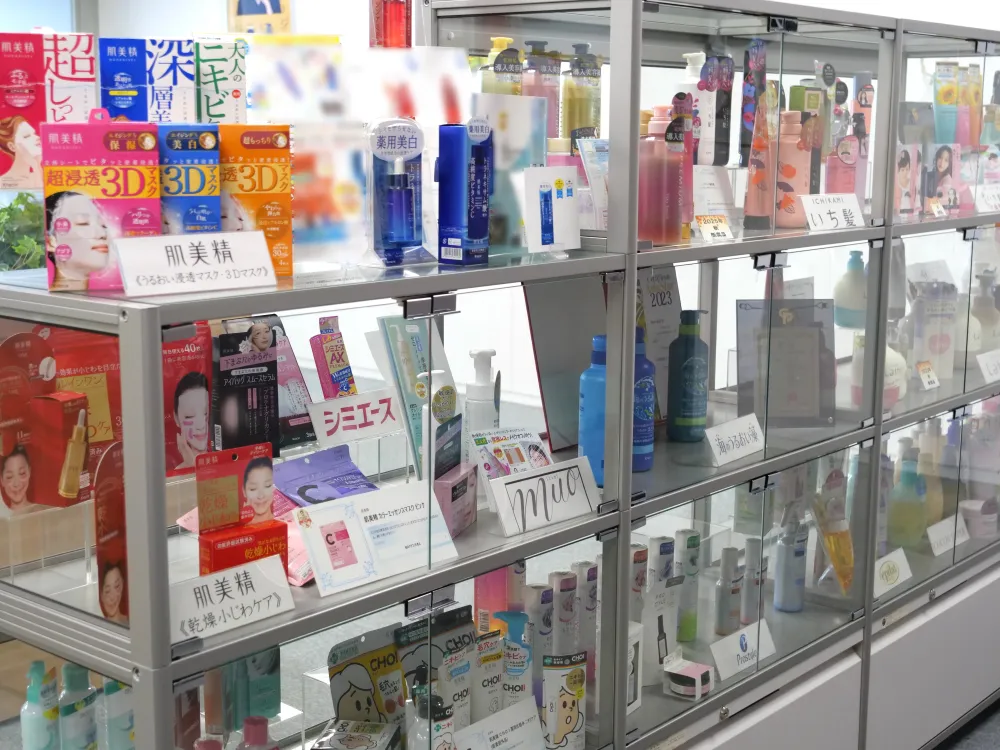 同社ビューティケア研究所入口に展示されているパッケージ